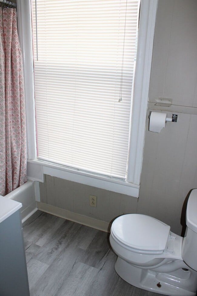 Building Photo - 975 Church St