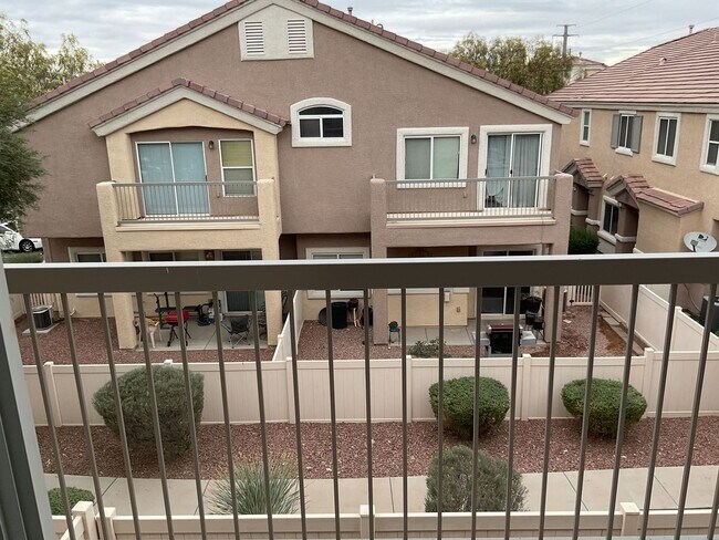 Building Photo - Beautiful 3-Bedroom Townhome in Gated Henderson Community!