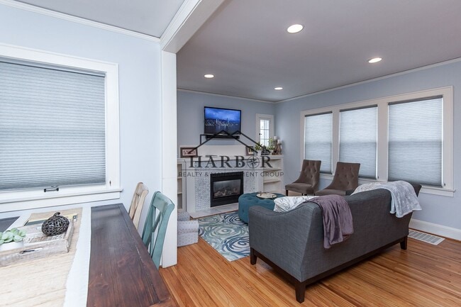 Building Photo - Updated Craftsman Living: 2BR/2BA + Den in NW Rochester
