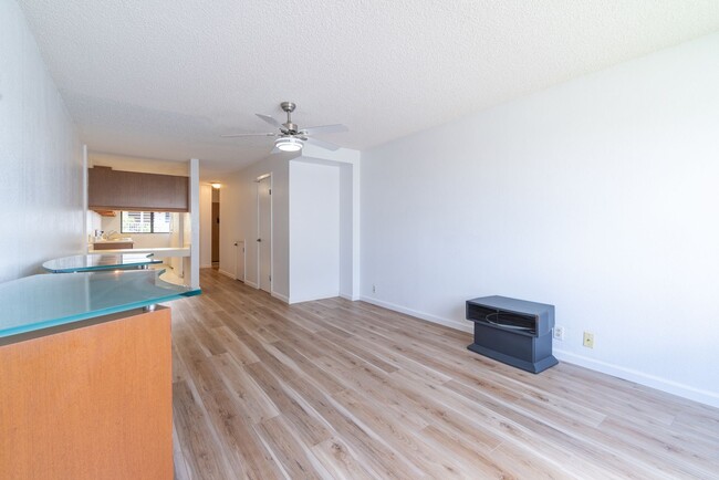 Building Photo - $2600 | 2br/1.5ba/2prkg Condo at Pearl Hig...