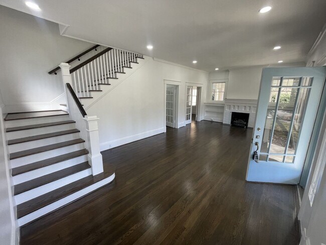 Building Photo - 4 Bd 3 Ba House