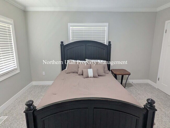 Building Photo - 4 Bed, 3.5 Bath - Amazing Location