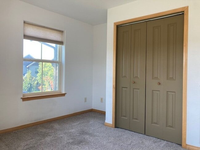 Building Photo - Dog friendly 3 Bedroom Condo!