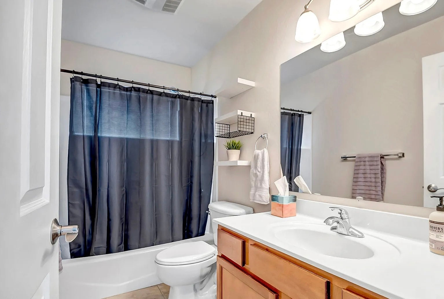 Building Photo - 4220 N Montezuma Ave