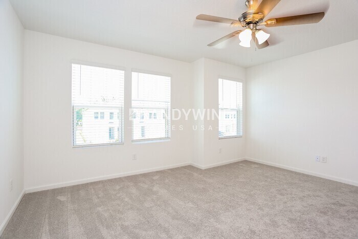 Building Photo - 641 Holly Lks Dr