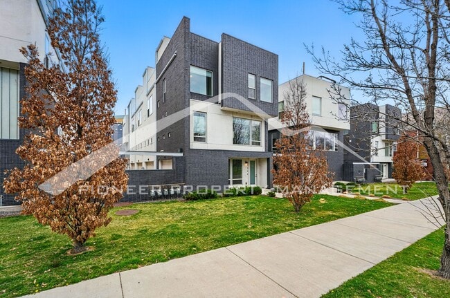 Building Photo - Spacious Home with Washer/Dryer and Mountain Views