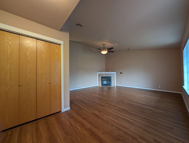 Building Photo - Great 3 bed/2bath home with bonus space and fenced in yard!