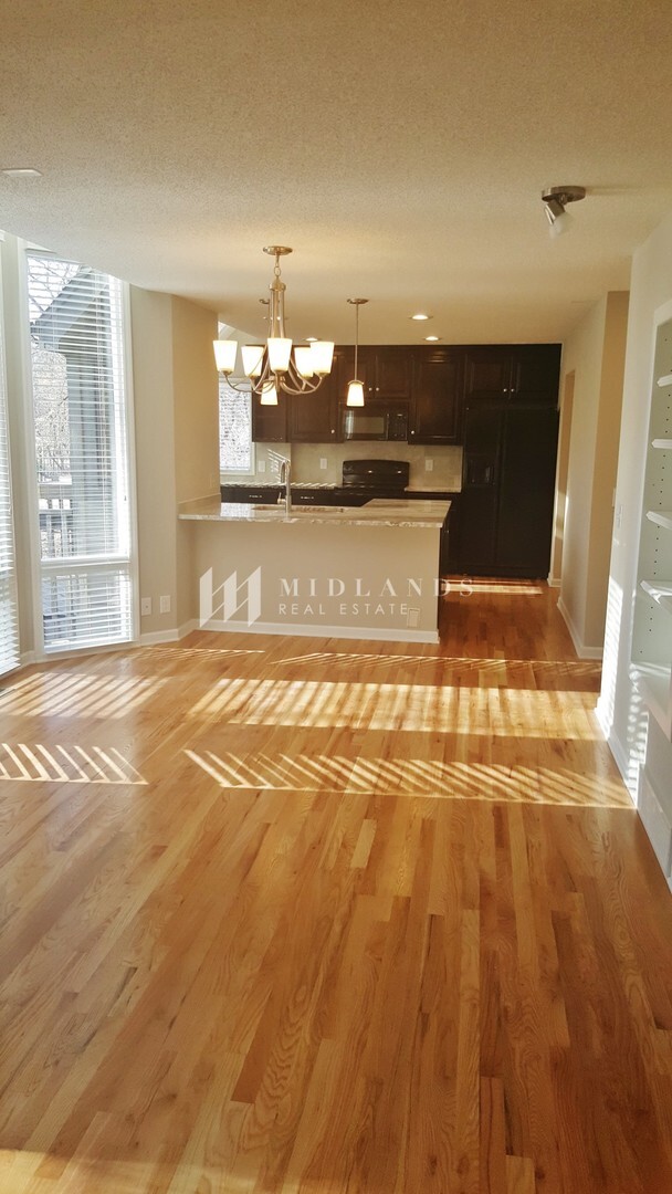 Building Photo - Stunning Updated Rockbrook Home