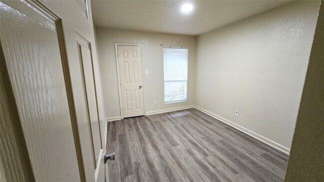 Building Photo - 8100 Creekbend Dr