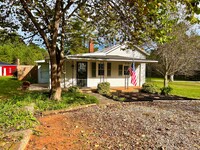 Building Photo - Charming, Cute and Move-in Ready!