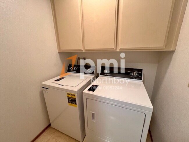 Building Photo - 3552 Larchmont Ct