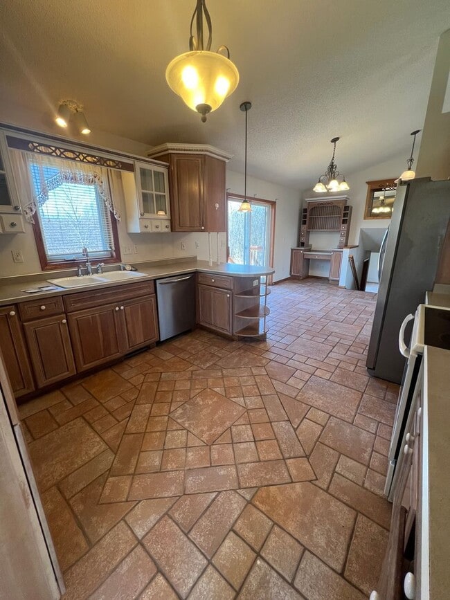 Building Photo - AVAILABLE NOW - 4 Bed, 3.5 Bath Home in He...