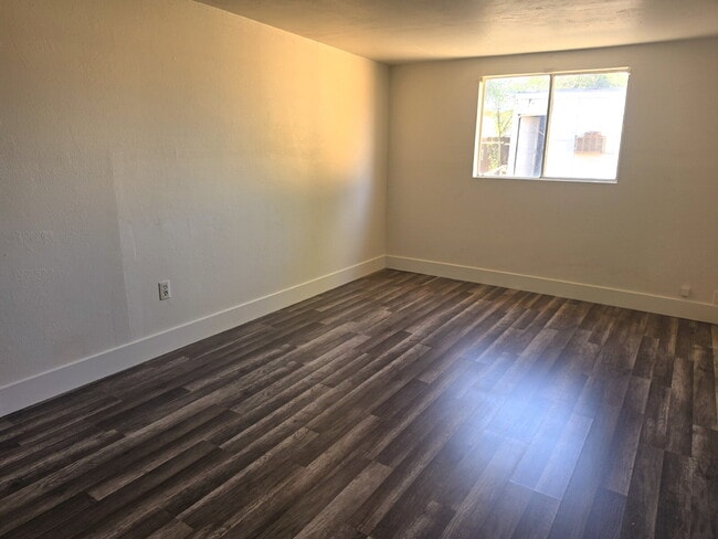 Building Photo - CHARMING NORTH PHOENIX HOME WITH FIREPLACE AND BACKYARD