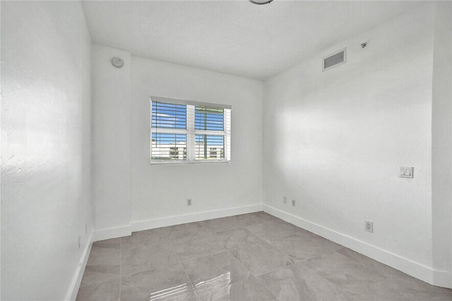 Building Photo - 14951 Royal Oaks Ln