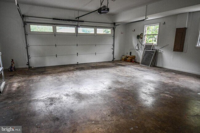 Building Photo - 1211 Vinita Ln