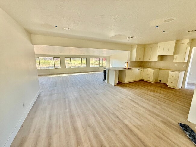 Building Photo - Beautifully Remodeled Three Bedroom Home on 2 Acres with Horse Privileges in Hurricane