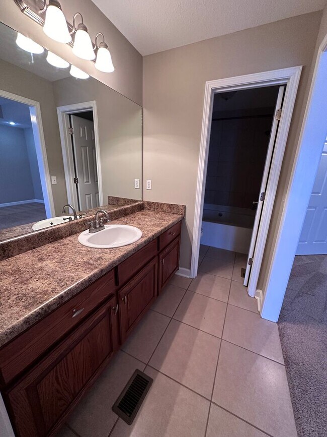 Building Photo - Eagle Landing - End Unit