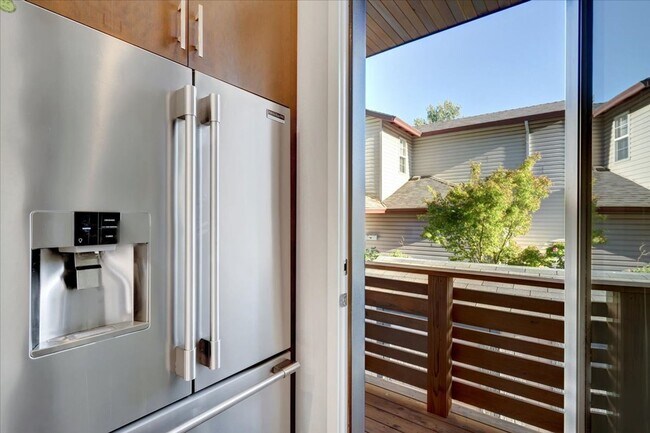 Building Photo - $500 off first month's rent! Spacious, light-filled 4-bdrm/3.5-bath home w/ roof deck