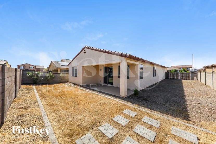 Building Photo - 18530 W Robin Ln