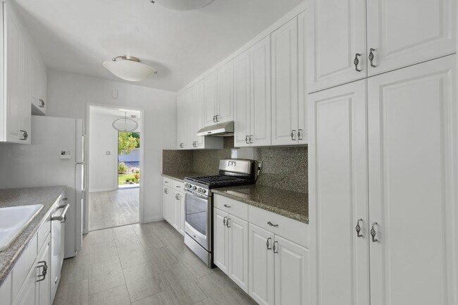 Building Photo - Beautiful 3-Bedroom Home with Pool in Tarzana!