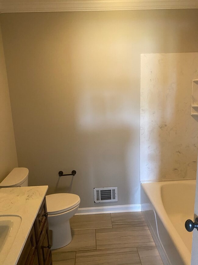 Building Photo - 704 Smith Way