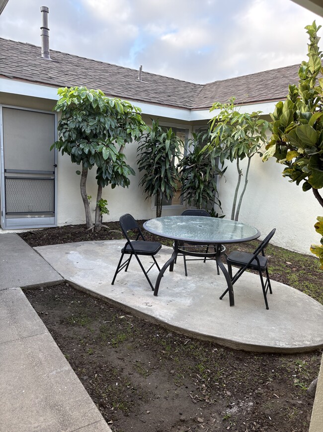 Building Photo - 928 E Vista del Playa Ave