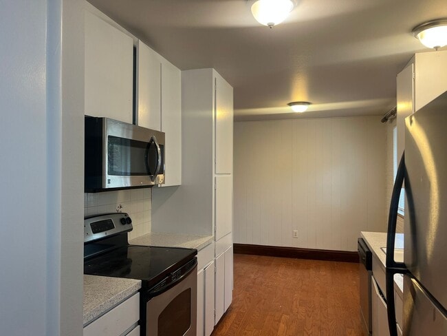 Building Photo - 2 Bed 1 Bath in Edgewater!