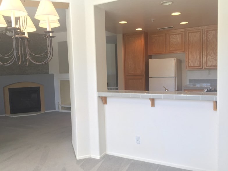 Dining Room/Kitchen Bar - 28204 Canterbury Ct