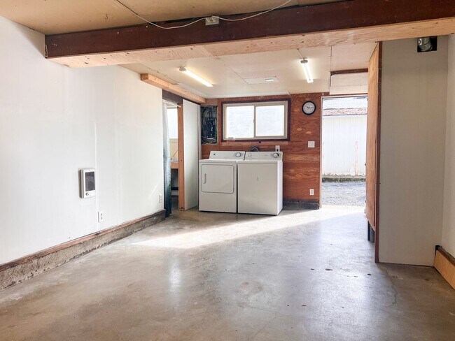 Building Photo - 1BD/1.5BA APT W/ GARAGE&YARD