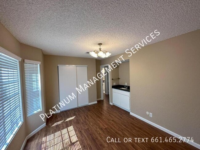 Building Photo - 404 Fairway Dr