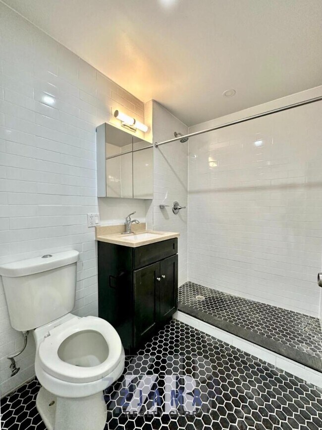 Building Photo - 3 bedroom in Brooklyn NY 11232