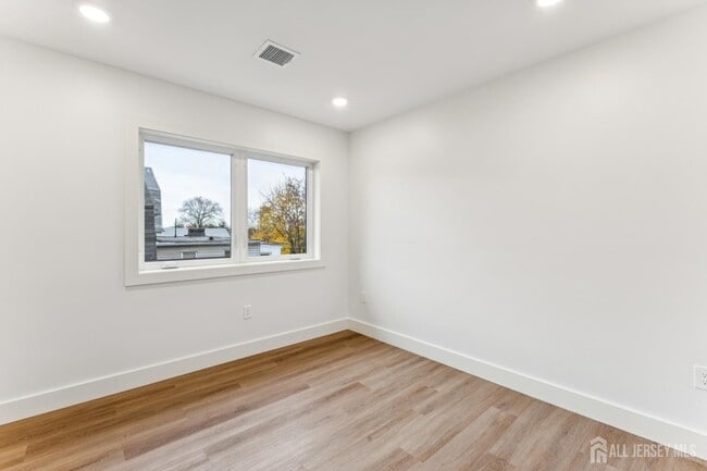 Building Photo - 84 Hollywood Ave