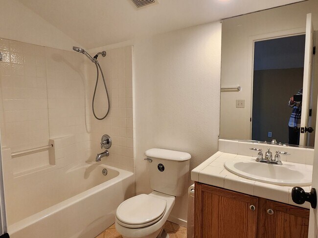 Building Photo - 4 Bedroom Home in Gardnerville For Rent