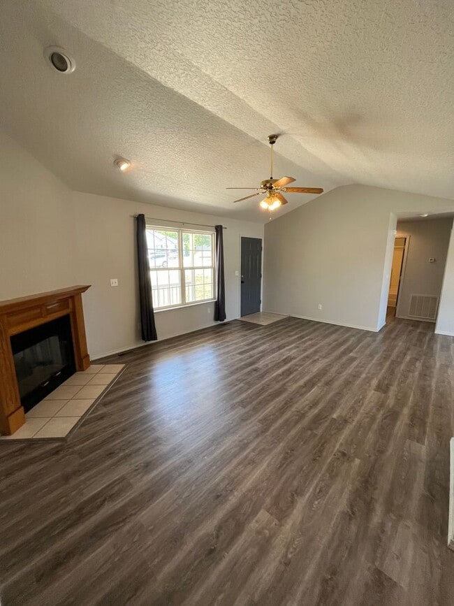 Building Photo - LEASE TAKEOVER: NO DEPOSIT NEEDED !!! Nice 3 Bedroom 2 Bathroom Single Family Home in Joplin MO!