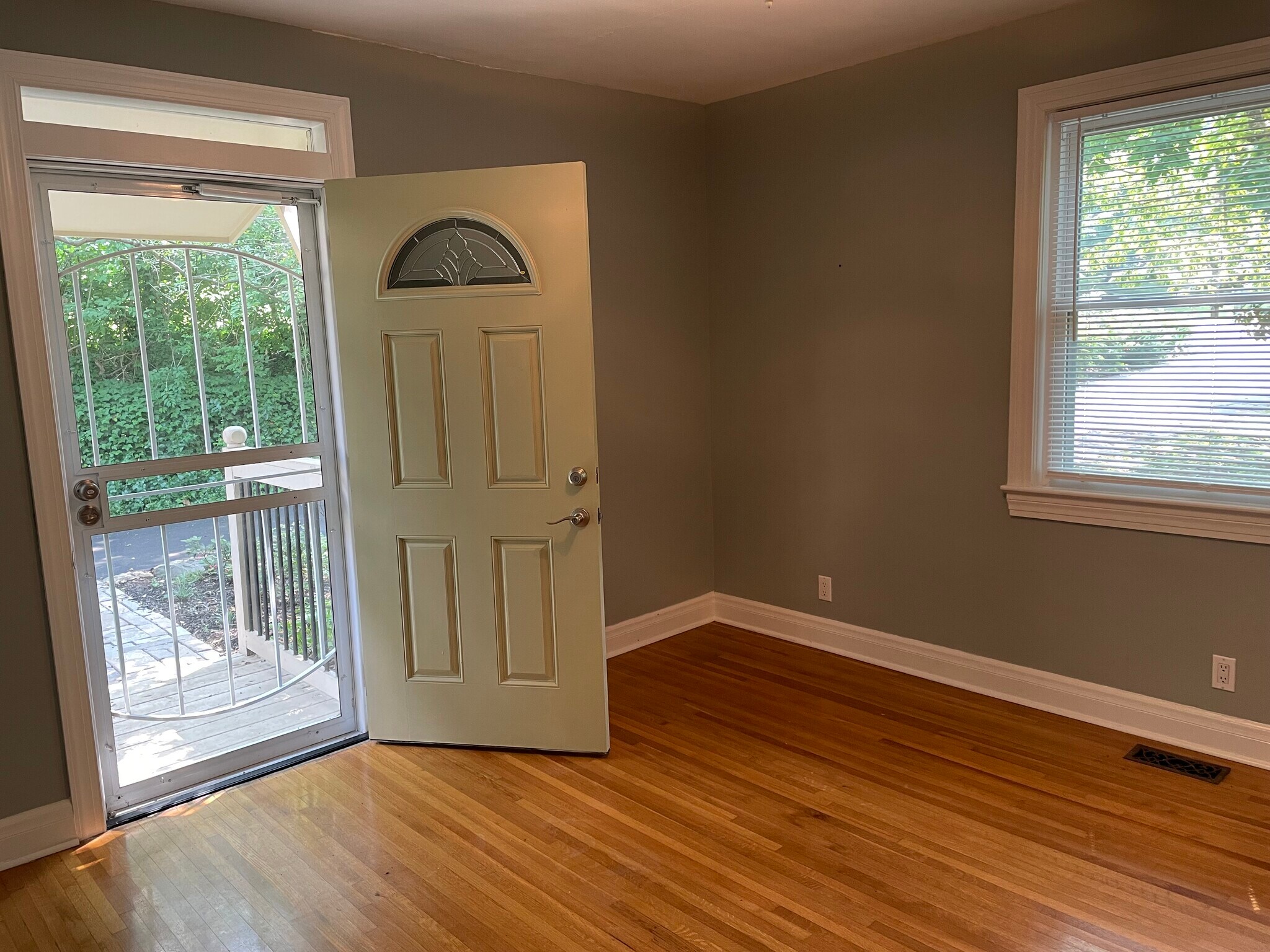 Living room - 323 Bowwood Dr