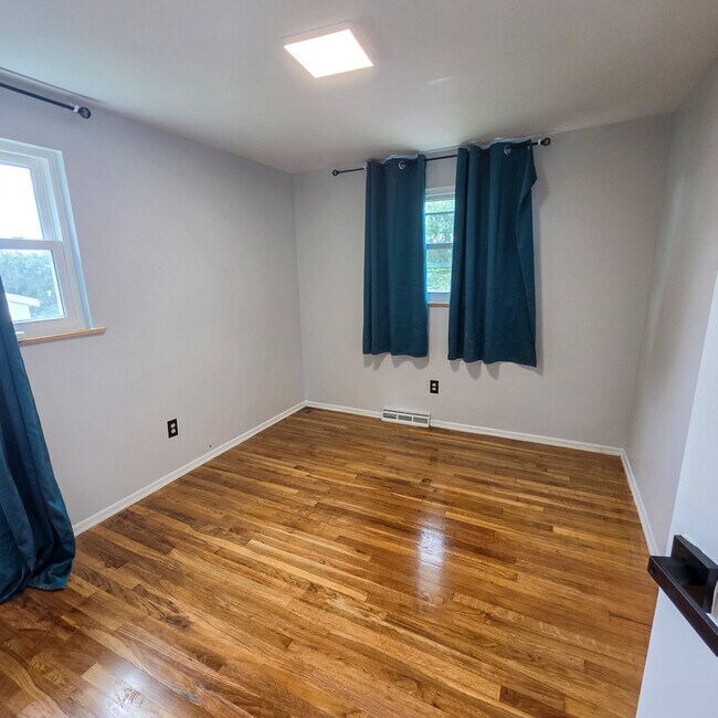 Building Photo - 408 Hazelnut Dr