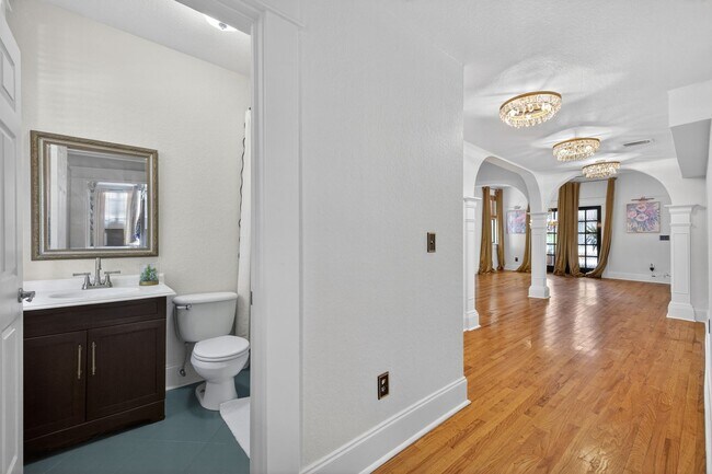 Building Photo - Stunning 4-bedroom home in Tampa! (Bonus room)