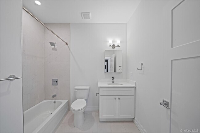 Building Photo - 725 Eastview Dr