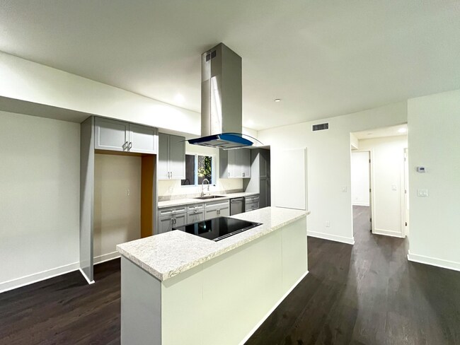 Building Photo - 4 Bed, 4.5 Bath Located in Hawthorne, CA