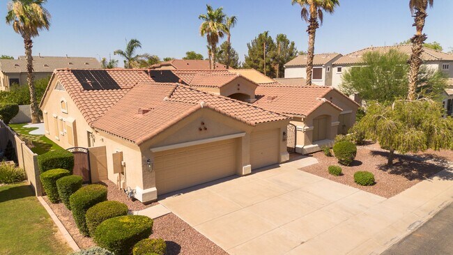 Building Photo - Gorgeous Everything you Need 4Bedroom plus Den Chandler Home!