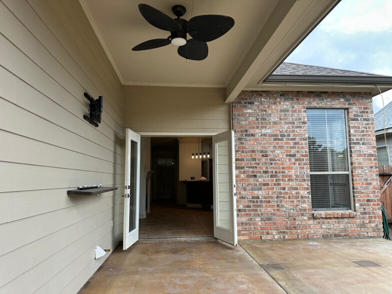 Building Photo - 1001 Southlake Cir