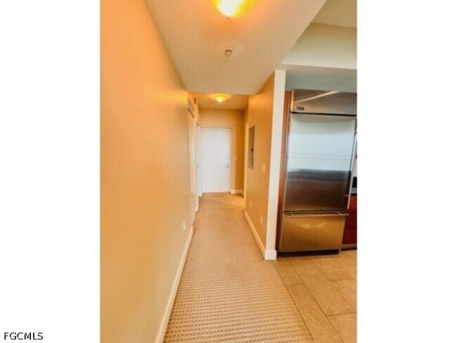Building Photo - 3000 Oasis Grand Blvd