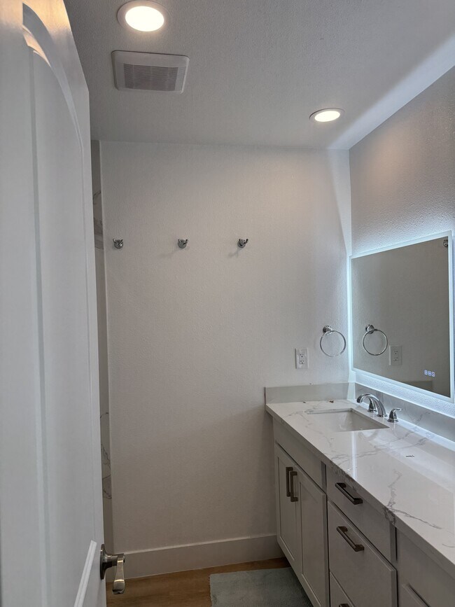 Building Photo - 942 Santa Clara St
