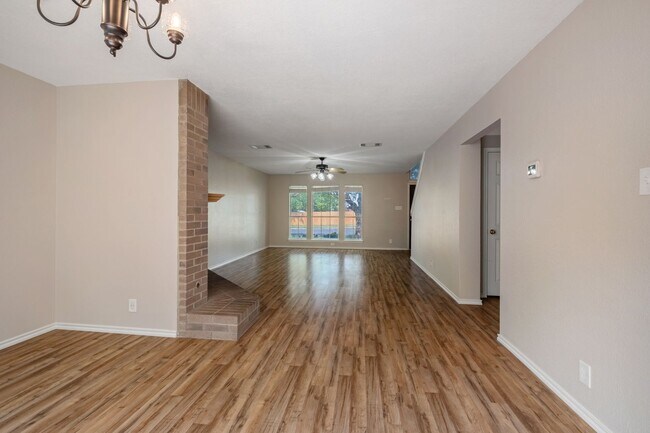 Building Photo - Stunning 4 Bedroom, 2.5 Bath Home in Block...