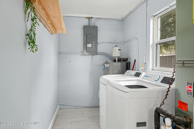 Building Photo - 719 6th St