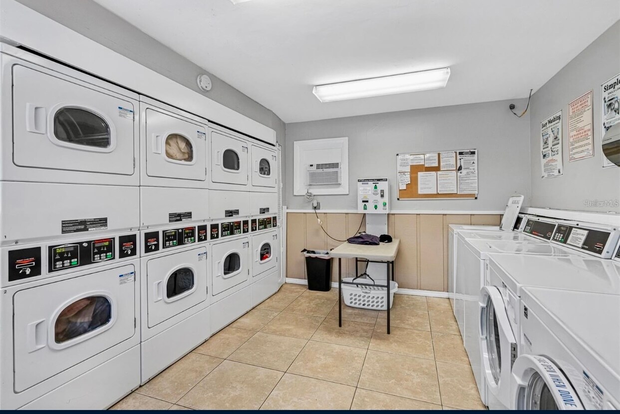 Building Photo - 6965 Avenue des Palais