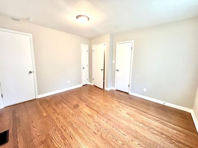 Building Photo - $500 Move In Special-or-$100 off monthly r...