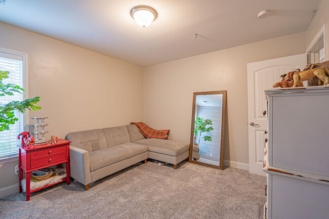 Building Photo - Forest Lakes Pooler