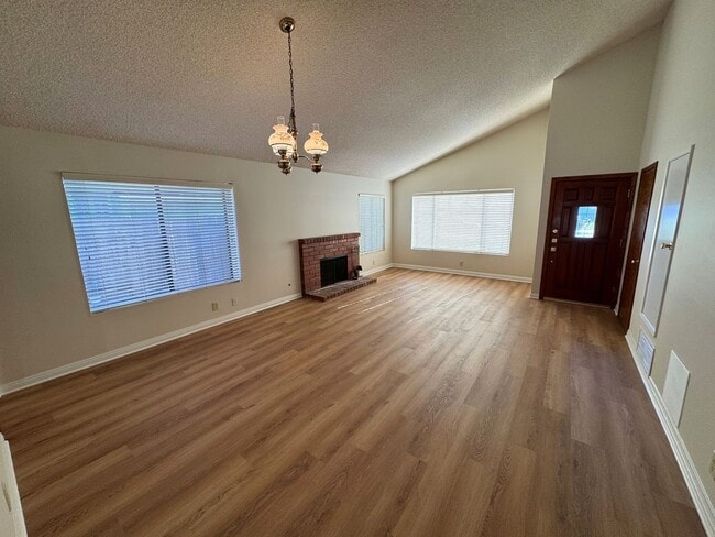Building Photo - Spacious Central Ventura Home