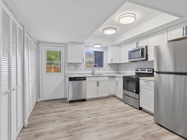 Building Photo - Palisade Perfection: Remodeled Condo Steps from Downtown!